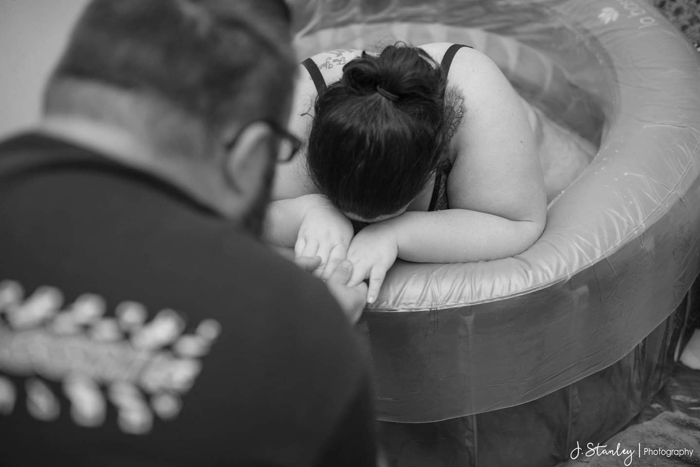 Courtney's husband comforting her while in a birthing pool